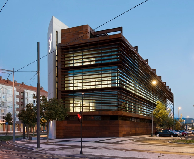Edificio de Oficinas en Vitoria / LH14 Arquitectos - Arquitectura De Oficinas