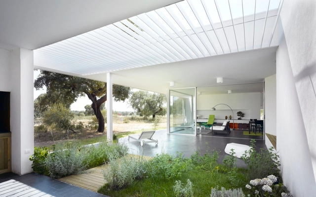 Casa entre Encinas  / Murado & Elvira Architects - Casas, Jardín, Fachada, Sillas, Bancas