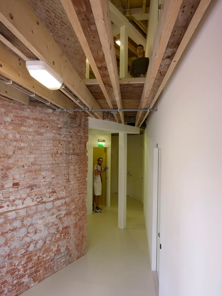 Het Buro De Bovenkamer / Krill Architecture  + Christian Müller Architects - Arquitectura Comercial
