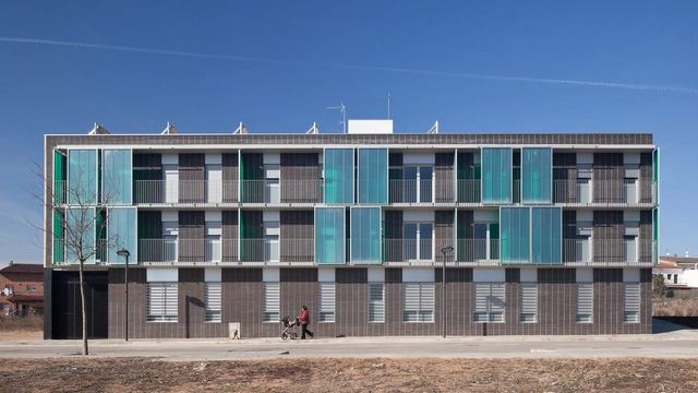 Edificio de 17 viviendas VPO / Màrius Quintana Creus - Vivienda Colectiva, Fachada, Puerta, Escaleras