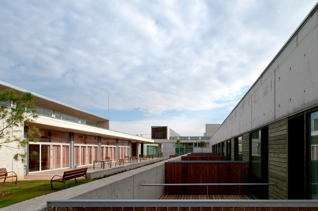 Centro Socio-Sanitari MartiJulia  / Brullet Pineda Arquitectes - Centro Comunitario