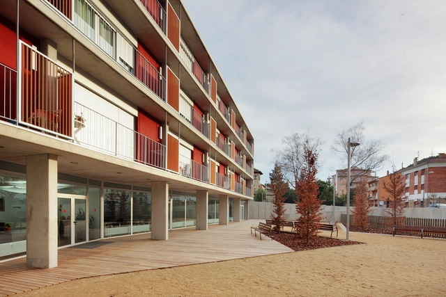 Edificio de 52 viviendas dotacionales  / Màrius Quintana Creus - Vivienda Colectiva, Fachada, Barandas, Bancas