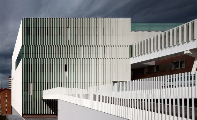 Edificio de Servicios Generales del Hospital de Cruces / ACXT - Hospital, Fachada, Cierros