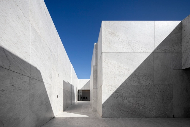 Casas Mortuárias em Alhandra / Matos Gameiro Arquitectos - Espaços  Fúnebres, Fachada