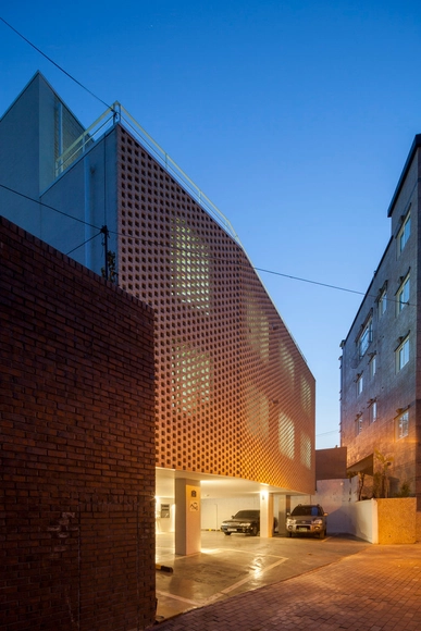 House With a Yard / SMART ARCHITECTURE - Houses, Facade