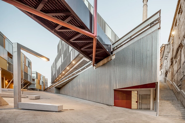 Edificio Plurifamiliar / Lola Domenech + Antonio Montes - Vivienda Colectiva, Fachada, Escaleras, Barandas
