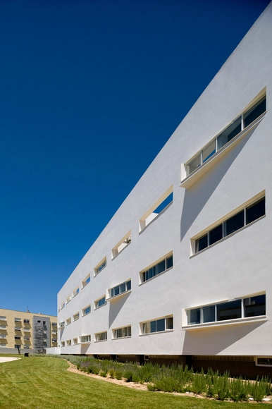 Centro de Salud de S.Domingos de Rana / Victor Neves Arquitectura e Urbanismo - Centro De Investigación