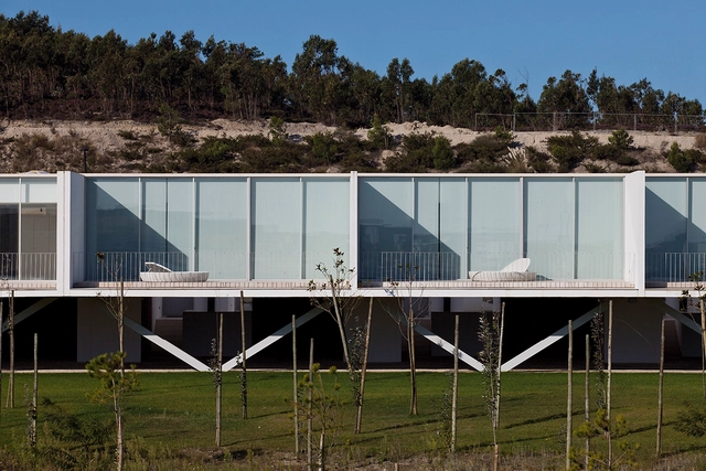 Casas-Row en Bom Sucesso  / Inês Lobo Arquitectos - Arquitectura Comercial