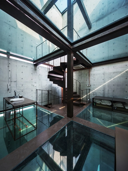 Vertical Glass House  / Atelier FCJZ - Casas