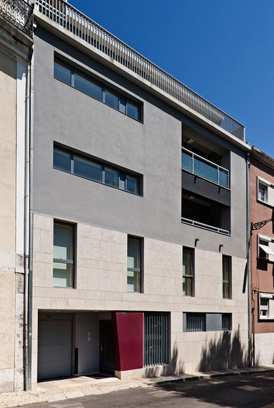Prédio na Rua Saraiva Carvalho  / Alexandre Marques Pereira Arquitectura - Casas, Fachada, Porta