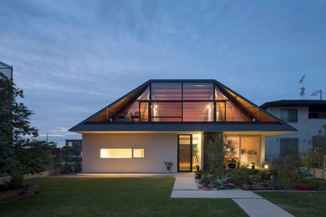 Casa de largo techo a cuatro aguas / Naoi Architecture & Design Office - Casas