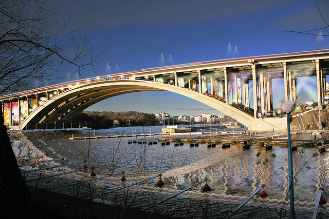 Reutilizando la Infraestructura Urbana: Un Espacio Cultural bajo un puente en Estocolmo - Puente Peatonal