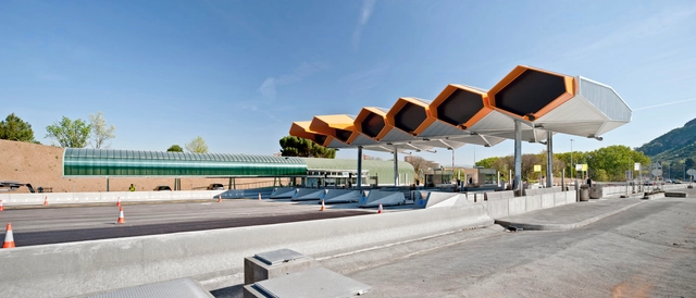 10 Estaciones de Peaje y Marquesinas en La Ap-7 Sur  / Bru Lacomba Setoain - Infraestructura
