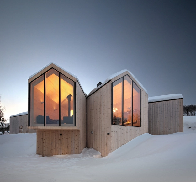 Lodge de Montaña con Vistas Divididas / Reiulf Ramstad Arkitekter - Casas