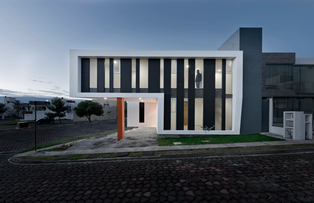 Casa Lv-Z / NonWarp - Casas, Fachada, Pilares