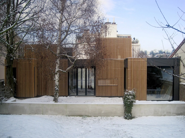 Casa con Marco de Madera / a + samuel delmas  - Casas