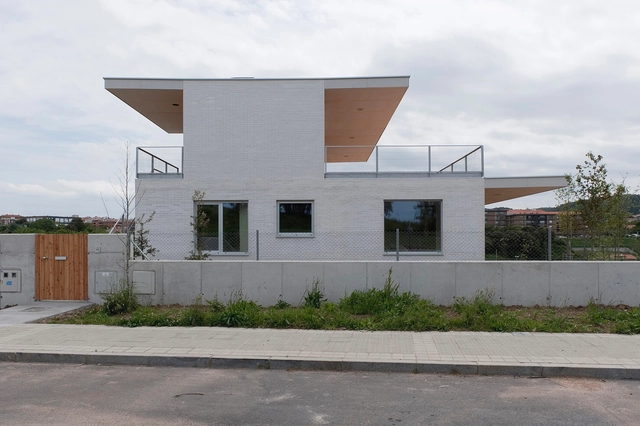 Casa de 3 viviendas  / Paul Basañez + Ibon Basañez + Alvaro Albaizar - Casas