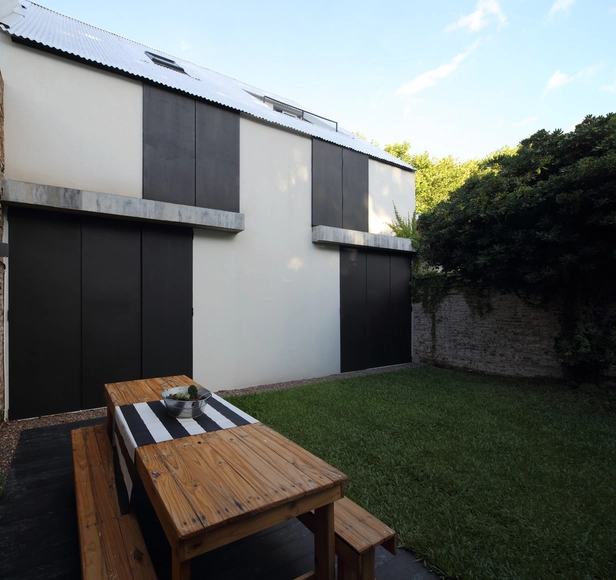 Casa Globa / Ariel Glot - Renovación, Jardín, Fachada, Puerta, Mesas