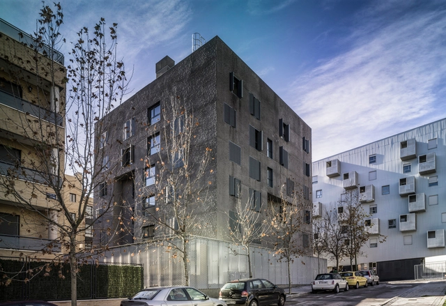Habitação Social C-32 / Santiago de Molina + Hayden Salter + Agatángelo Soler + Edgar Sarli - Apartamentos