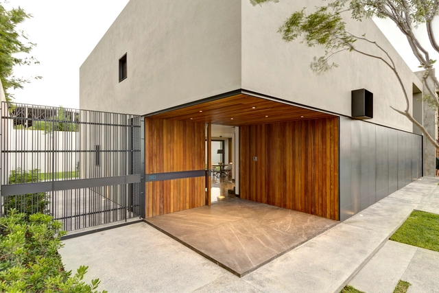 OVal House / Elías Rizo Arquitectos - Houses, Courtyard, Door, Facade, Handrail, Fence