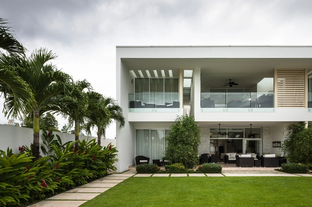 Residencia Playa Vida / Casis Architects - Vivienda Colectiva