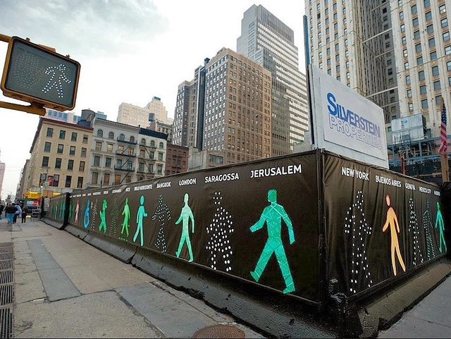 O registro de um ícone urbano na intervenção “The Walking Man” - Imagem de Destaque