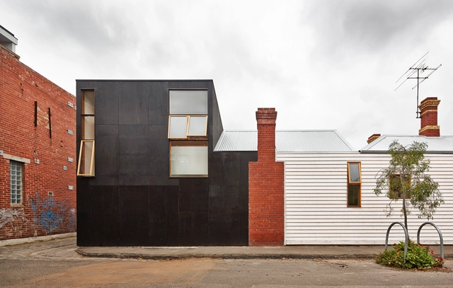 Engawa House / BLOXAS - Houses, Facade, Door, Stairs
