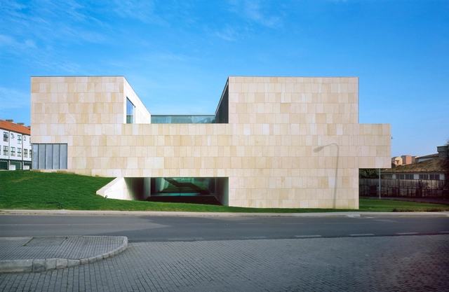 Center for New Technologies / Francisco Mangado - Educational Architecture, Facade