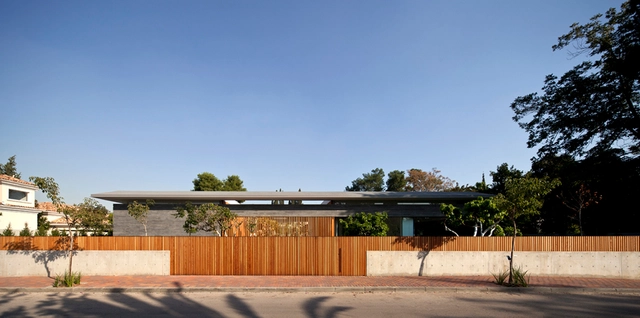 Casa em Tel Aviv / Pitsou Kedem Architects - Casas