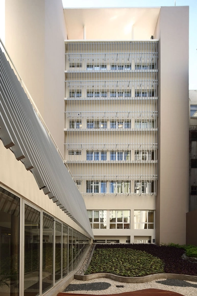 Sanatorio Finochietto  / Estudio AFS - Centro De Salud, Fachada, Iluminación