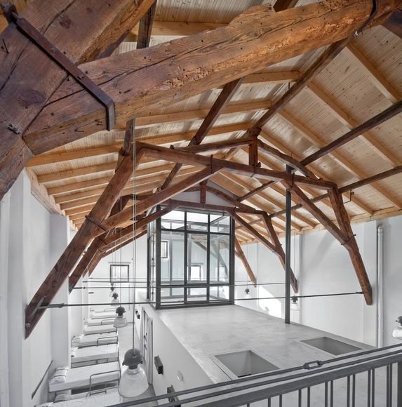 Nuevo Albergue de Ruavieja  / Sergio Rojo - Remodelaciones, Fijación Vigas, Barandas, Fachada, Arco