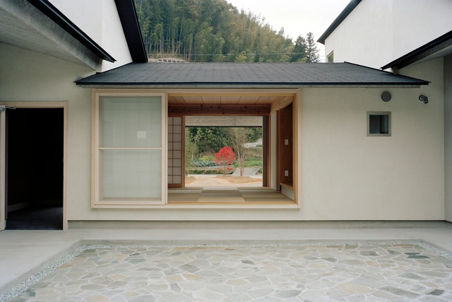 House in Yokawa / Mosaic Design - Houses, Courtyard, Facade, Door, Beam