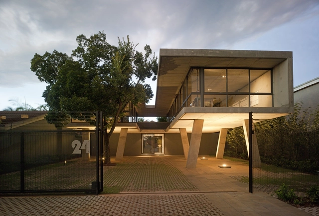 Flutuando no espaço / W design architecture studio  - Casas