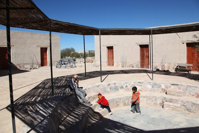Centro Social Las Margaritas  / Dellekamp Arquitectos + TOA Taller de Operaciones Ambientales + Comunidad de Aprendizaje - Centro Comunitario, Patio interior, Fachada, Fijación Vigas, Barandas