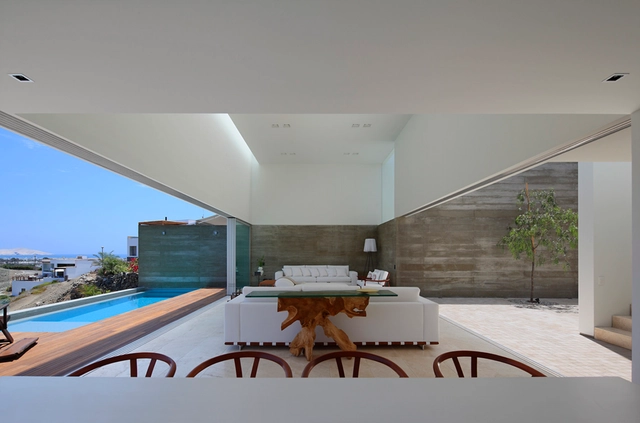 Casa La Caleta  / Llosa Cortegana Arquitectos - Casas