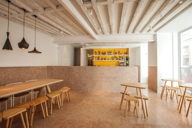 Adega dos Canários / TERNULLOMELO ARCHITECTS - Arquitetura Comercial, Viga, Mesa, Cadeira