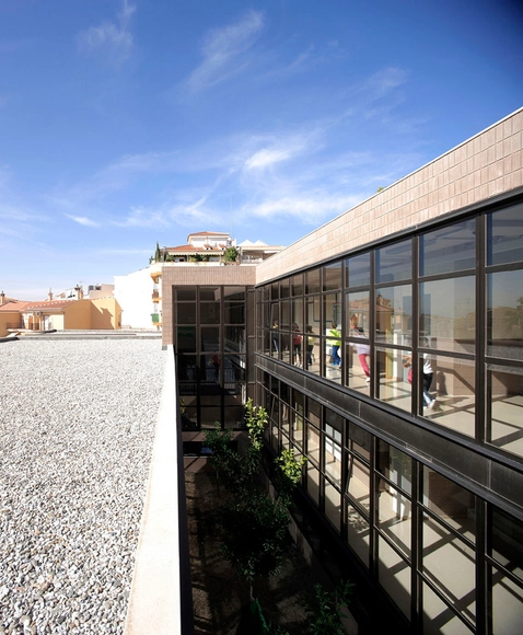 CEIP Clara Campoamor  / Luis Llopis - Escuelas, Fachada, Cierros, Barandas