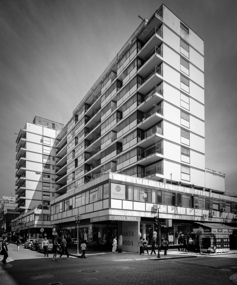 Clásicos de Arquitectura: Edificio y Galería Comercial AMES / Ávila Guevara, Moyano y Zarazága  - Edificio De Oficinas, Fachada