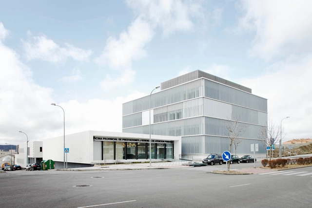 Centro de Salud y Oficinas Provinciales en Cuenca / ARQUITECNICA + BAT  - Arquitectura De Oficinas
