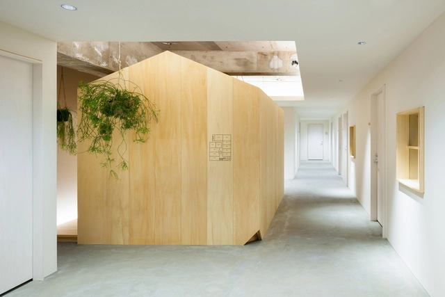 Uma Cabana no Corredor / Tsubasa Iwahashi Architects - Interiores De Escritórios