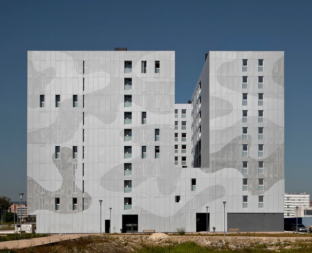 111 Dwellings in Larrein Salburua / Roberto Ercilla + Miguel Angel Campo - Apartments