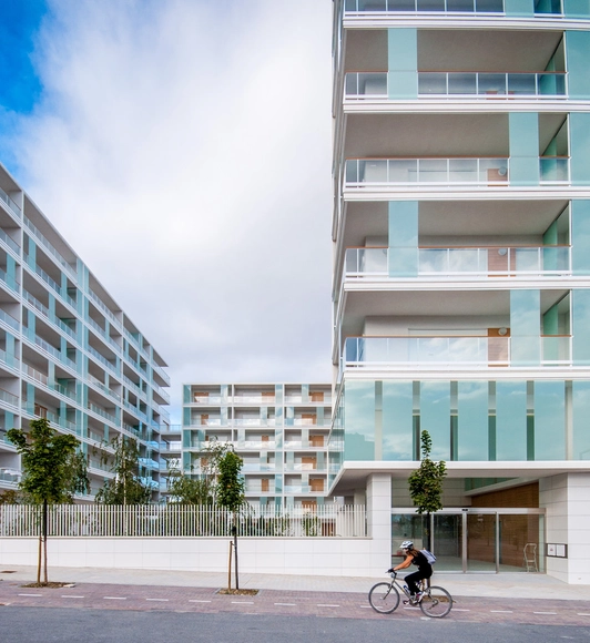 106 Viviendas Unidad Básica en Pamplona / Tabuenca Saralegui - Apartamentos, Fachada