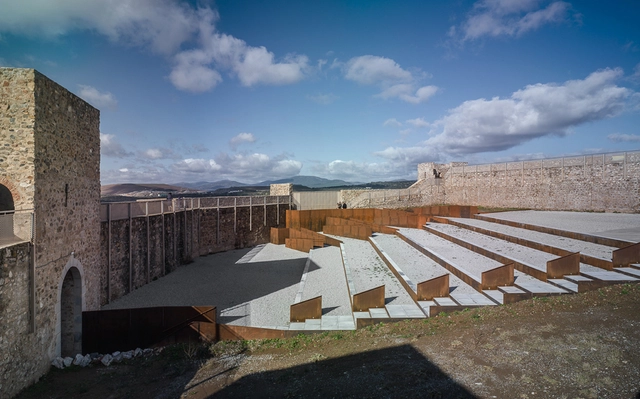 Adequação do pátio do Castelo de El Real de la Jara  / Villegas Bueno Arquitectura - Renovação