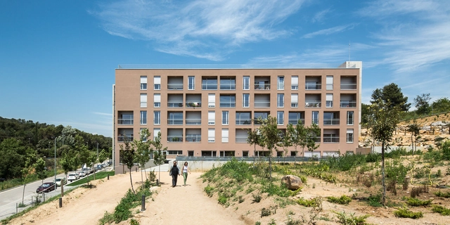 Edificio De Viviendas Para Mayores De 65 Años En Girona / Arcadi Pla Arquitectes - Apartamentos