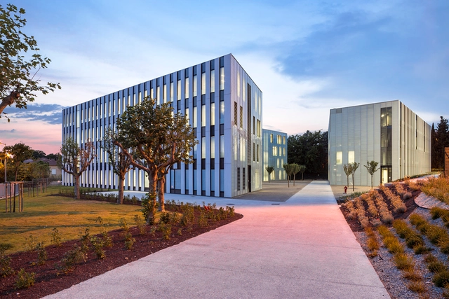 Université de Provence in Aix-en-Provence Entension / Dietmar Feichtinger Architectes - Extension, Garden, Facade