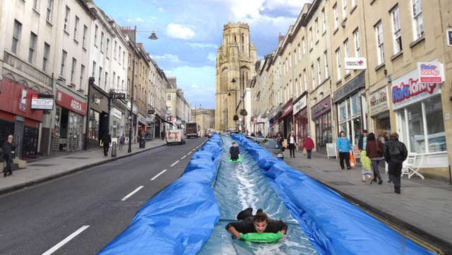 Que tal essa ideia? Intervenção urbana “Park and Slide" - Imagem de Destaque
