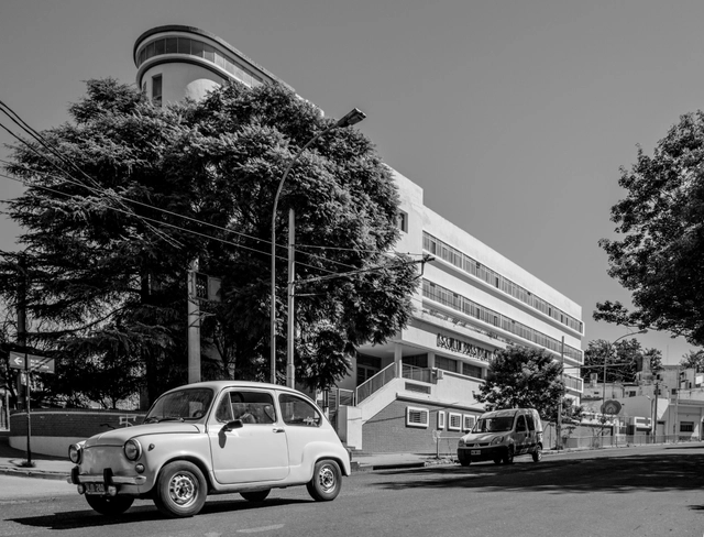 Clásicos de Arquitectura: Escuela Presidente Sarmiento / Nicolás Juárez Cáceres - Escuela Primaria, Fachada