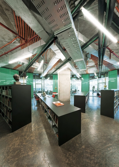 ¿Instalaciones y mecanismos técnicos a la vista en la arquitectura? - Imagen Principal