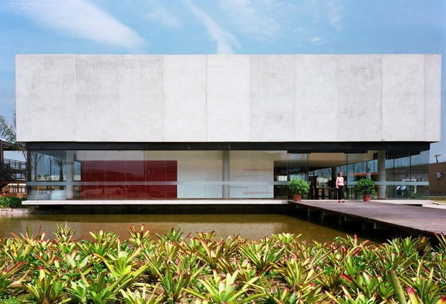 Escola de Ensino Médio SESC Barra  / Indio da Costa Arquitetura - Escolas, Jardim, Fachada