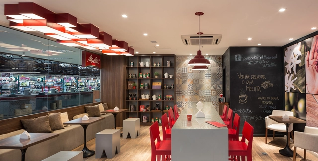 Cafeteria Melitta / Studio Menta - Cafeterias, Mesa, Iluminação, Cadeira